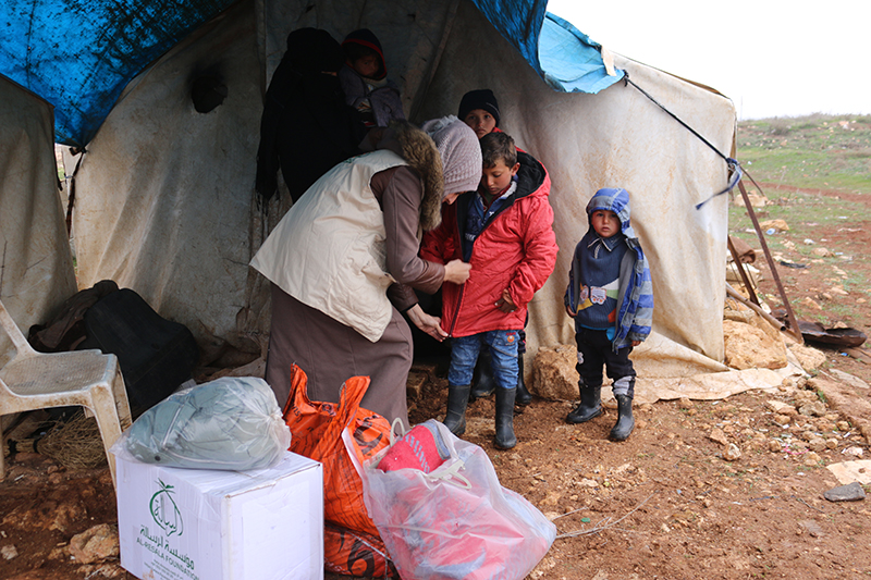 توزيع 500 سلة غذائية و300 بطانية مع ملابس شتوية خلال الشتاء في سوريا ٢٠٢٢